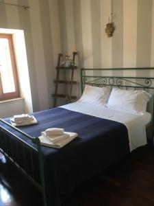 - un lit avec 2 serviettes assises au-dessus dans l'établissement Terrazza Mezule, à Narni