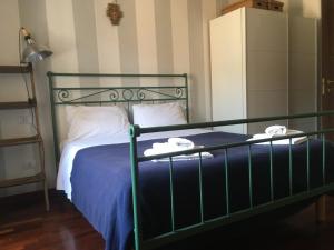 Una cama con una manta azul y dos toallas. en Terrazza Mezule, en Narni