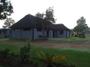 una casa blanca con techo de gambrel en Vaal Marina Resort, en Vaal Marina