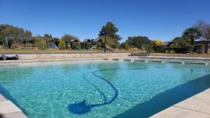 una piscina de agua con una manguera en un parque en Vaal Marina Resort, en Vaal Marina