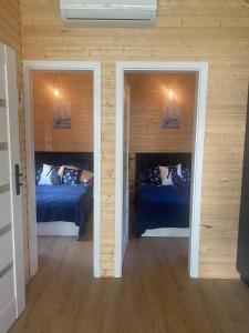 Postel nebo postele na pokoji v ubytování Domki Lubkowo Holliday