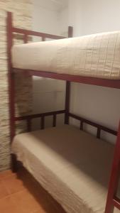 Una cama o camas cuchetas en una habitación  de Joy Beach B&B