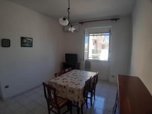 A television and/or entertainment centre at L'Orizzonte Vista Mare Még 18 kép