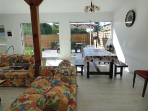 gite de kerveg في Bégard: غرفة معيشة مع أريكة وطاولة