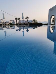 uitzicht op een zwembad in een resort bij Perla Hotel in Agios Prokopios