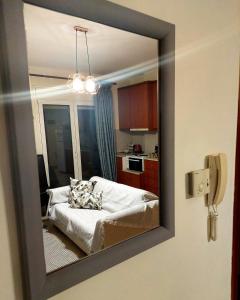 een spiegel die een slaapkamer reflecteert met een bed in een kamer bij Κλινάρι in Xanthi