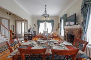 uma sala de jantar com uma mesa e cadeiras e uma lareira em Chez l'Doc em Saint-Prosper