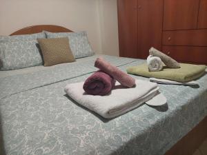 een bed met handdoeken en kussens erop bij Κλινάρι in Xanthi