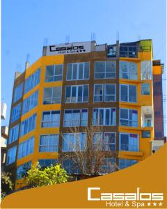 een groot geel gebouw met een bord erop bij Casalos Hotel & Spa in Huancayo