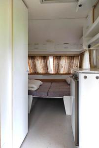 Kleines Zimmer mit einem Bett und einem Fenster in der Unterkunft Wincentówka - Realizujemy Bon Turystyczny in Czarna