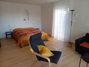 メーアスブルクにあるFerienwohnung Riposoのベッドルーム1室(ベッド1台、椅子、ソファ付)