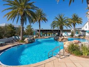 una piscina con palmeras en un resort en Seabreeze 30A, en Blue Mountain Beach