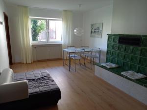 ein Wohnzimmer mit einem Sofa, einem Tisch und Stühlen in der Unterkunft Ferienwohnung Riposo in Meersburg