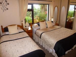 A bed or beds in a room at The Ocean Wave Bed & Breakfast