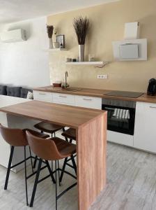 Η κουζίνα ή μικρή κουζίνα στο Sunny apartment on the lakes