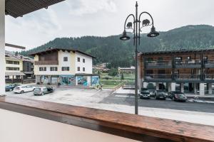 vistas a un aparcamiento con luz de la calle en [Campiglio-Apartment] Free Parking & Self Check-in, en Madonna di Campiglio