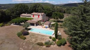 an aerial view of a house with a swimming pool at Les Néfliers Gîte in Céreste