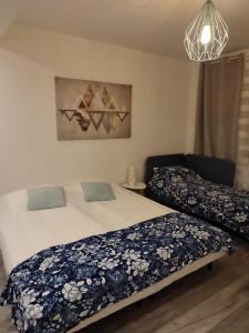 Ένα ή περισσότερα κρεβάτια σε δωμάτιο στο Apartamenty Szczawnica A2