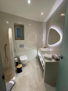 un bagno bianco con un water e un lavandino di Noir Santorini a Monolithos