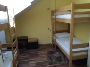 Palanda nebo palandy na pokoji v ubytování Hostel Jedvaj