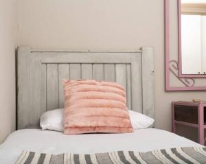 Säng eller sängar i ett rum på HomeSweetHome Farm Cottage