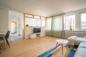 sala de estar con sofá, TV y mesa en Akram Appartement I - Zentral und Ruhig en Hildesheim