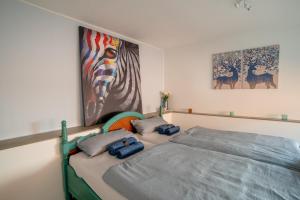 1 dormitorio con 1 cama y una pintura en la pared en Akram Appartement I - Zentral und Ruhig en Hildesheim