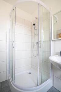 Koupelna v ubytování Akram Appartement I - Zentral und Ruhig + 24 fotografií