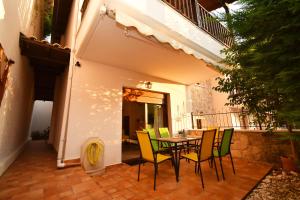 Balkón alebo terasa v ubytovaní Sea Side Pine Maisonette, Siviri