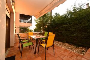 Balkón nebo terasa v ubytování Sea Side Pine Maisonette, Siviri