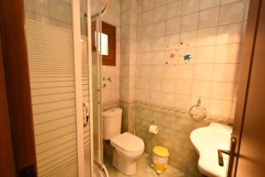 Kúpeľňa v ubytovaní Sea Side Pine Maisonette, Siviri + 30 fotografií