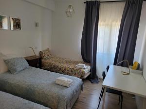 Säng eller sängar i ett rum på Treetops Lisbon Apartment