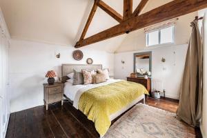 Uma cama ou camas num quarto em Mulberry Coach House - Norfolk Holiday Properties