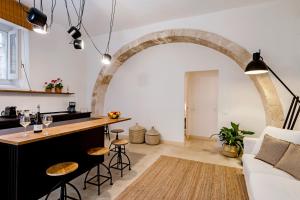 A kitchen or kitchenette at Crocefisso suite -Ortigia