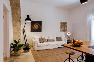 A seating area at Crocefisso suite -Ortigia