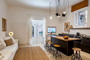 A kitchen or kitchenette at Crocefisso suite -Ortigia