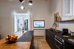 A kitchen or kitchenette at Crocefisso suite -Ortigia