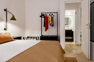 A bed or beds in a room at Crocefisso suite -Ortigia