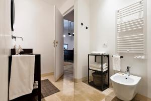 A bathroom at Crocefisso suite -Ortigia