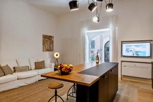 A television and/or entertainment centre at Crocefisso suite -Ortigia