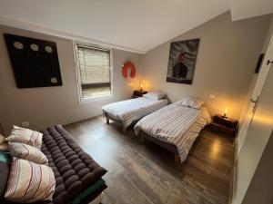 a room with two beds and a couch in it at L'escale au Port Miniature de Saint Savinien in Le Mung