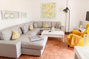 Apt. Aire de Mar - Costa del Sol في كاليتا دي فيليز: غرفة معيشة مع أريكة وطاولة