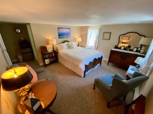 1 dormitorio con 1 cama, mesa y sillas en Family Farmhouse Inn en Mount Jackson