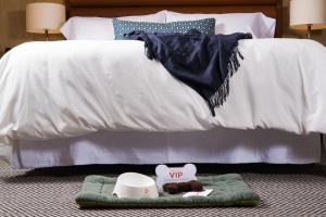 um quarto com uma cama com duas toalhas e almofadas em Dossier em Portland