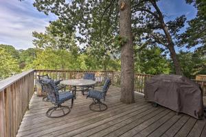 Ein Balkon oder eine Terrasse in der Unterkunft Lakefront Eucha Escape with Views and Boat Slip!