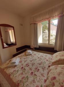Tempat tidur dalam kamar di Agradável Apt 2Quartos para família próx ao Lago Negro - 4 min do centro- com churrasqueira