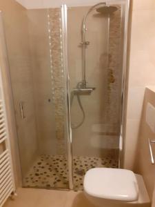 e bagno con doccia e servizi igienici. di Bouganville House a Senigallia