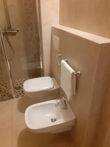 un bagno con wc, lavandino e doccia di Bouganville House a Senigallia Altre 15 foto