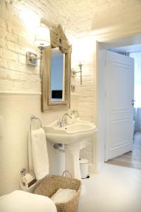 Ένα μπάνιο στο Villa Celine +81 φωτογραφίες