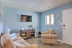 ein Wohnzimmer mit einem Sofa und 2 Stühlen in der Unterkunft Coastal Hilton Head Condo Less Than 1 Mi to Beach! in Hilton Head Island